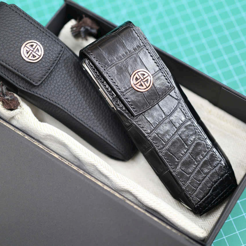 Bao Da Điện Thoại XOR Da Cá Sấu Pháp Nắp Đứng – Đẳng Cấp Từ Cái Nhìn Đầu Tiên Bao Da Điện Thoại XOR Da Cá Sấu Pháp Nắp Đứng – Đẳng Cấp Từ Cái Nhìn Đầu Tiên