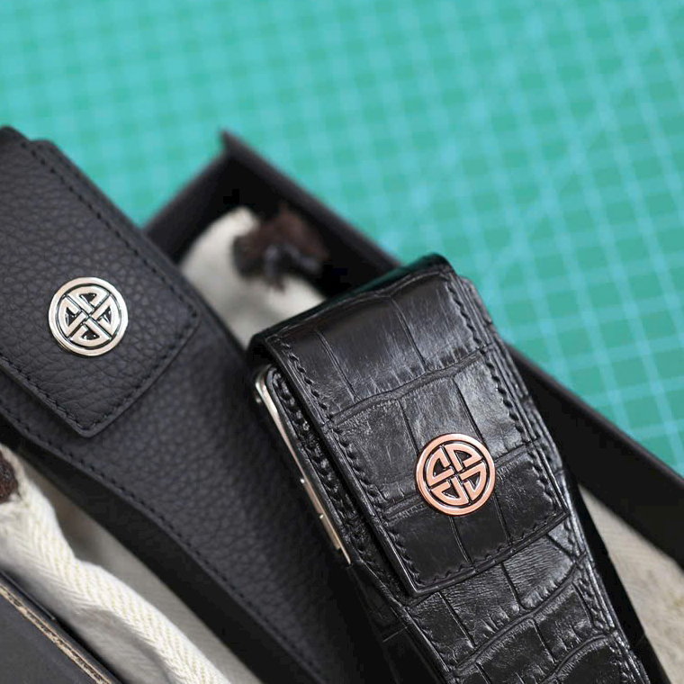 Một chiếc điện thoại cao cấp xứng đáng có một lớp áo tương xứng. Bao da XOR da cá sấu Pháp không đơn thuần là phụ kiện bảo vệ – nó là tuyên ngôn sống của người thành đạt, của những cá nhân chọn sự khác biệt, tinh tế và đẳng cấp không phô trương. Một chiếc điện thoại cao cấp xứng đáng có một lớp áo tương xứng. Bao da XOR da cá sấu Pháp không đơn thuần là phụ kiện bảo vệ – nó là tuyên ngôn sống của người thành đạt, của những cá nhân chọn sự khác biệt, tinh tế và đẳng cấp không phô trương.